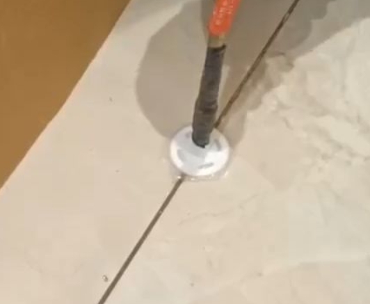 石台瓷砖空鼓维修公司专业解答瓷砖在铺贴过程中，如果没有涂抹均匀到位的粘结材料（如水泥砂浆或瓷砖胶），可能会导致以下问题