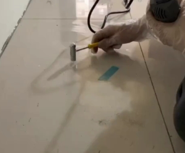 石台瓷砖开裂维修公司专业分享瓷砖在铺贴前如果没有沥干水分，将会导致以下问题